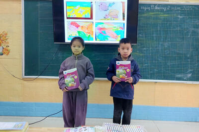 Tặng vở bài tập Mĩ thuật cho học sinh lớp 2A