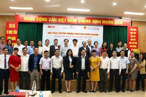 Cuộc thi viết Tôi chọn nghề  lần II - Trường THPT Nguyễn Huệ vinh dự được nhận Giấy khen của Tổng cục trưởng Tổng cục giáo dục nghề nghiệp